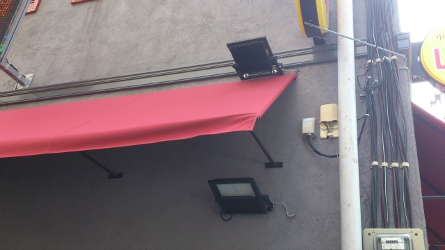 Toshiba led str&aring;lkastare utanf&ouml;r restaurang