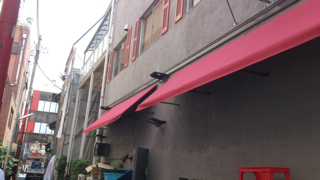 Toshiba led str&aring;lkastare utanf&ouml;r restaurang