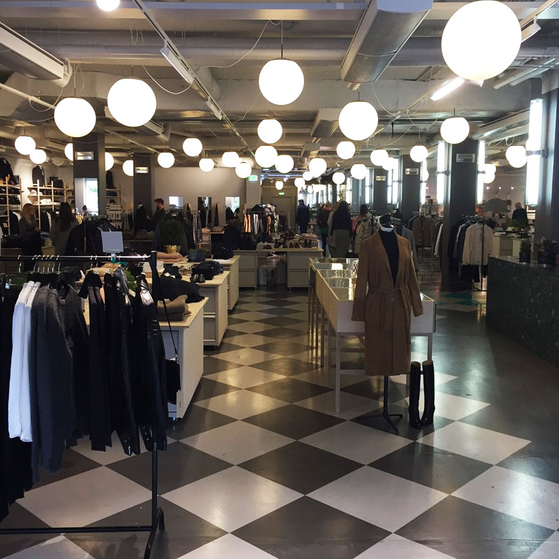 Pendellampor från tak i butik i Göteborg