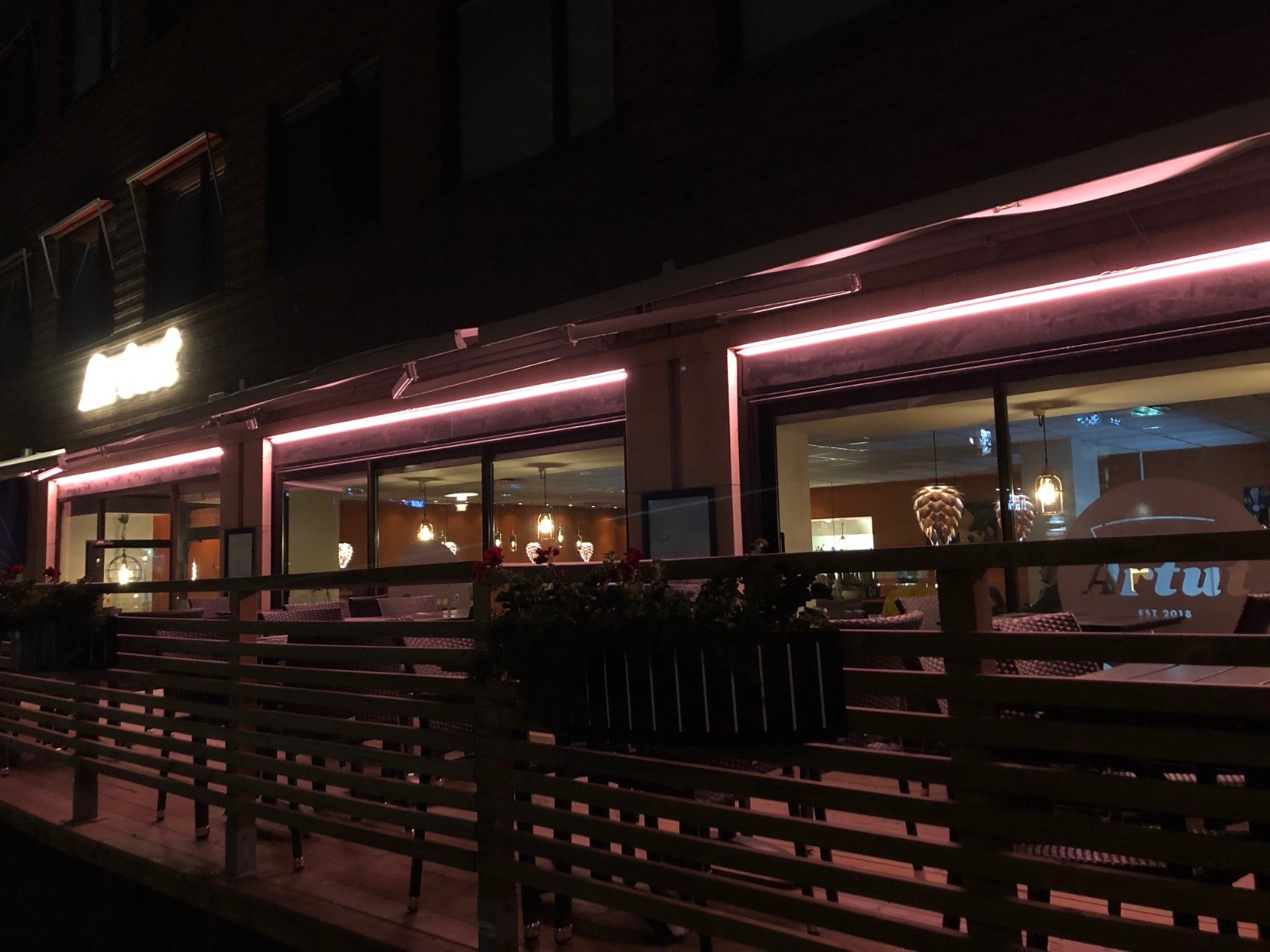 restaurang-uteservering-fasadbelysning-rgb