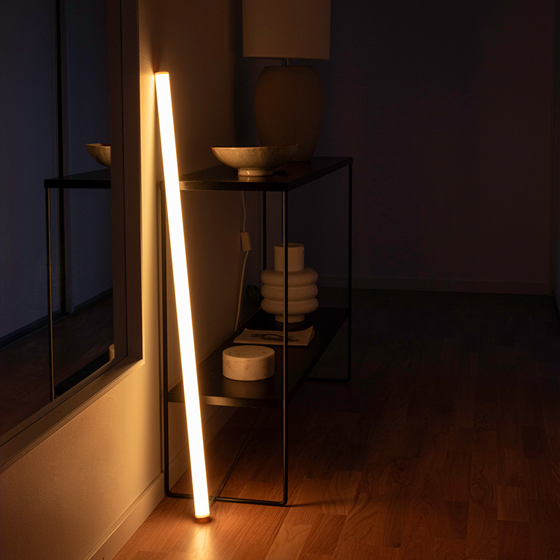 Golvlampa med NEON lysrör