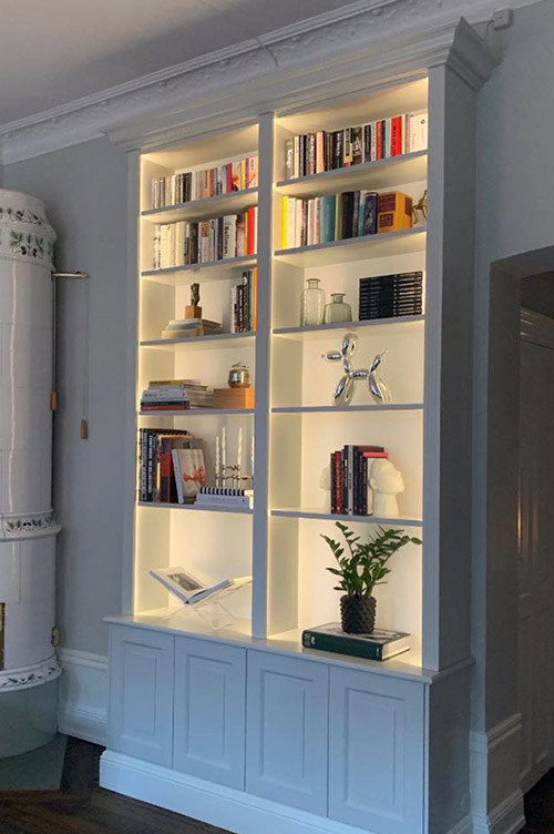 Varmvita ledlister i bokhylla