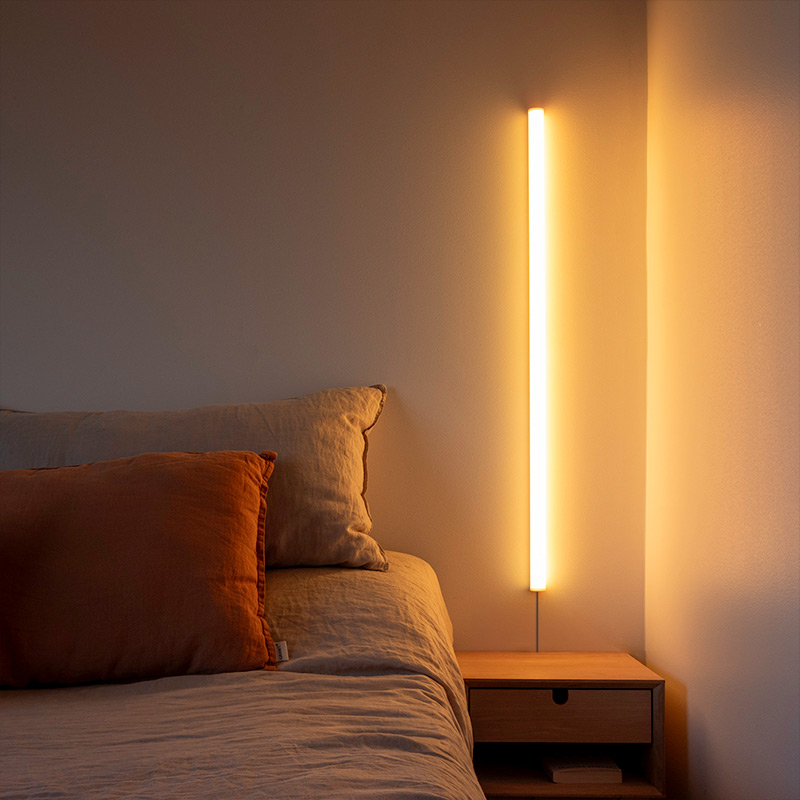 Vit neon tube, lysrör på vägg