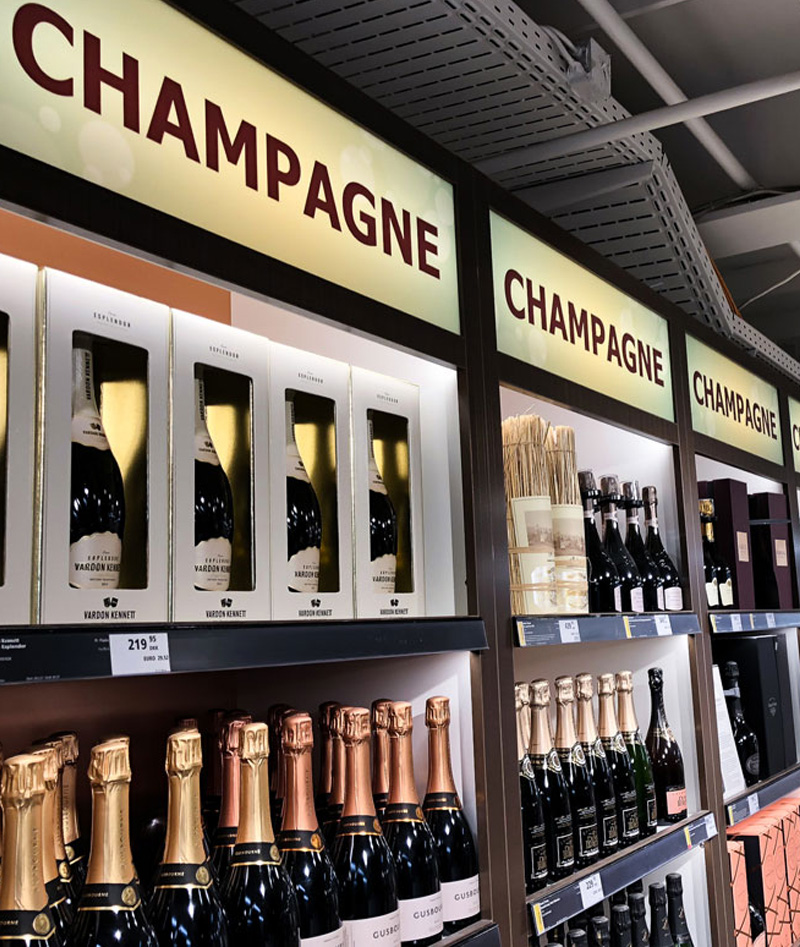 bakbelyst skylt hylla i butik